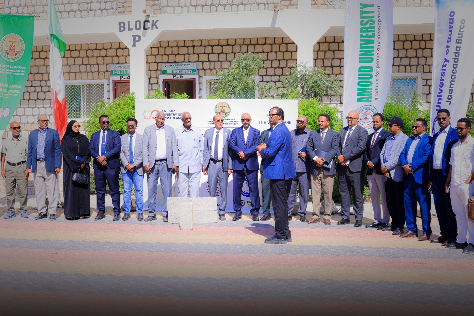 Xaflad lagu dhagax dhigayay hirgelinta isku-xidhka jaamacadaha ee xadhigga Fiber ka ee Internet ka.